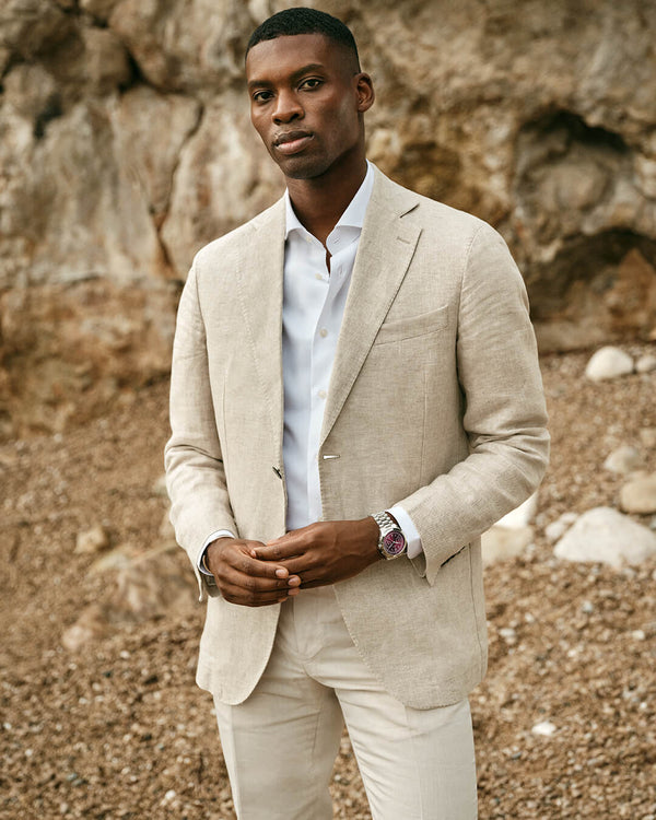 A round mens watch in rhodium-plated silver from Waldor & Co. with a burgundy colored sunray dial and a second hand. Seiko movement. The model is Chrono 39 Porto Cervo.