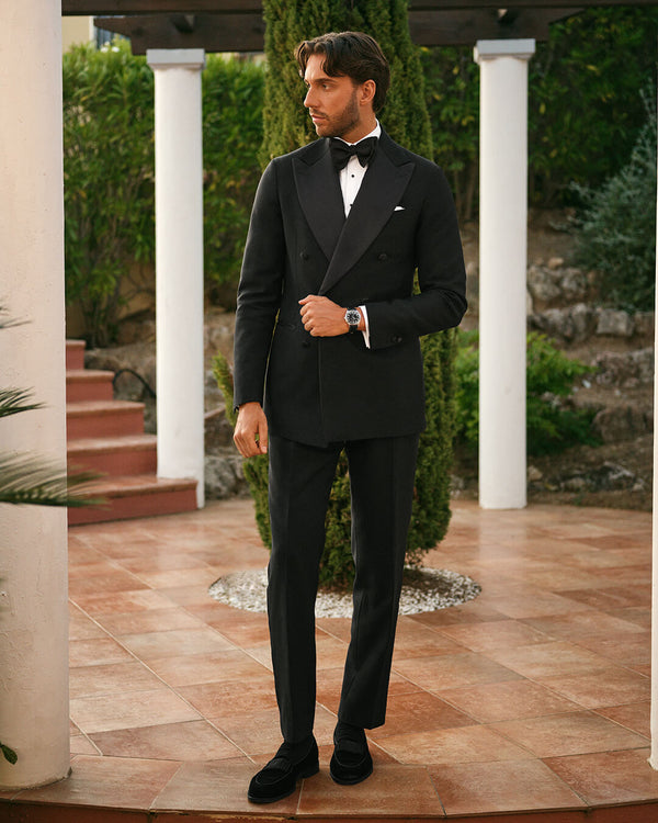 A round Automatic mens watch in Rhodium-plated 316L stainless from Waldor & Co. with black double-layered dial in copper. Curved mineral glass with anti-reflective coating. Miyota 9093 movement. Genuine leather strap. The model is Continual 39 Amalfi.