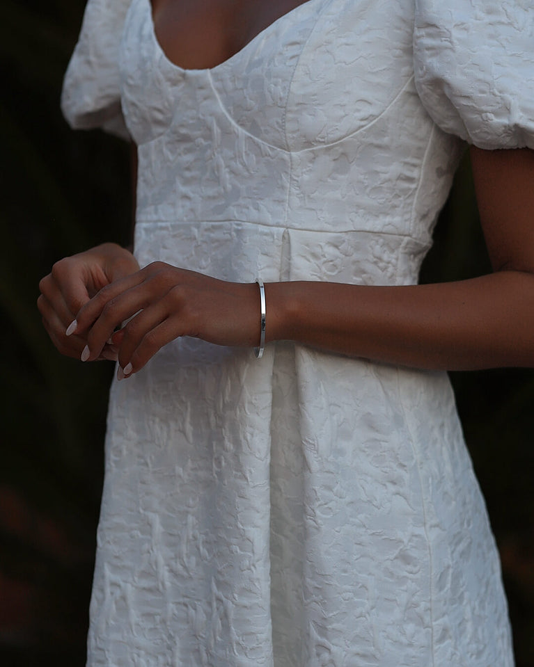 A Square Bangle in 925 Sterling Silver from Waldor & Co. The model is Pure Bangle Sterling Silver