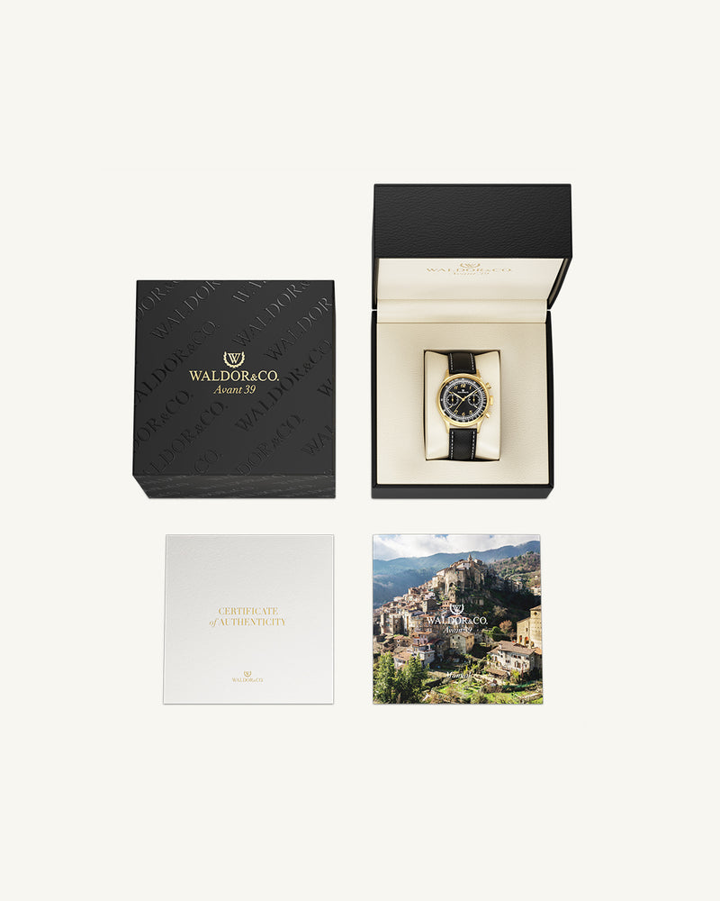 A round mens watch in 14K gold-plated 316L stainless steel from Waldor & Co. with black sunray dial. Curved mineral glass with 5 layers anti-reflective coating. Seiko VD32 movement. Genuine leather strap. The model is Avant 39 Eze.