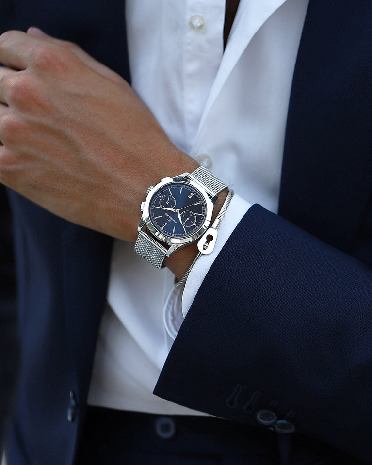  En rund herrklocka i rodiumpläterat silver från WALDOR & CO. med blå sunray urtavla och en sekundvisare. Seiko urverk. Modellen är Chrono 39 Sardinia 39mm.