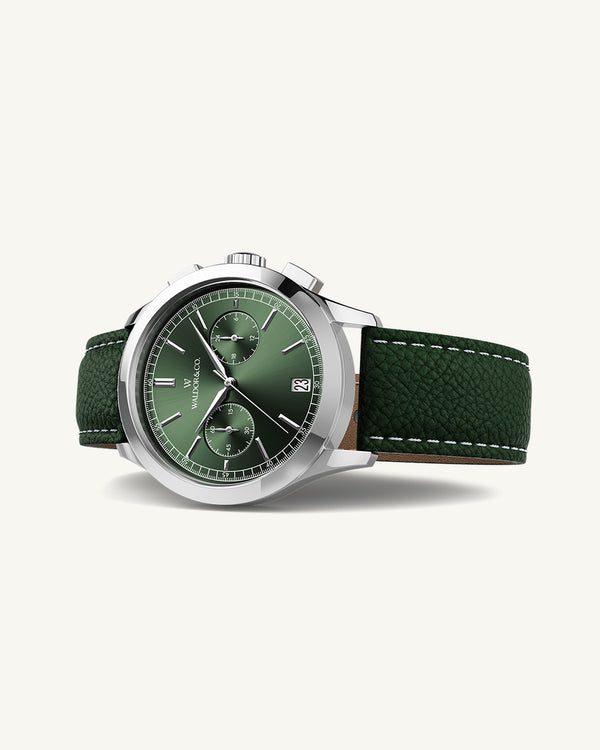A round mens watch in rhodium-plated silver from Waldor & Co. with green sunray dial and genuine green leather strap. A second hand. Seiko movement. The model is Chrono 39 Sardinia 39mm.