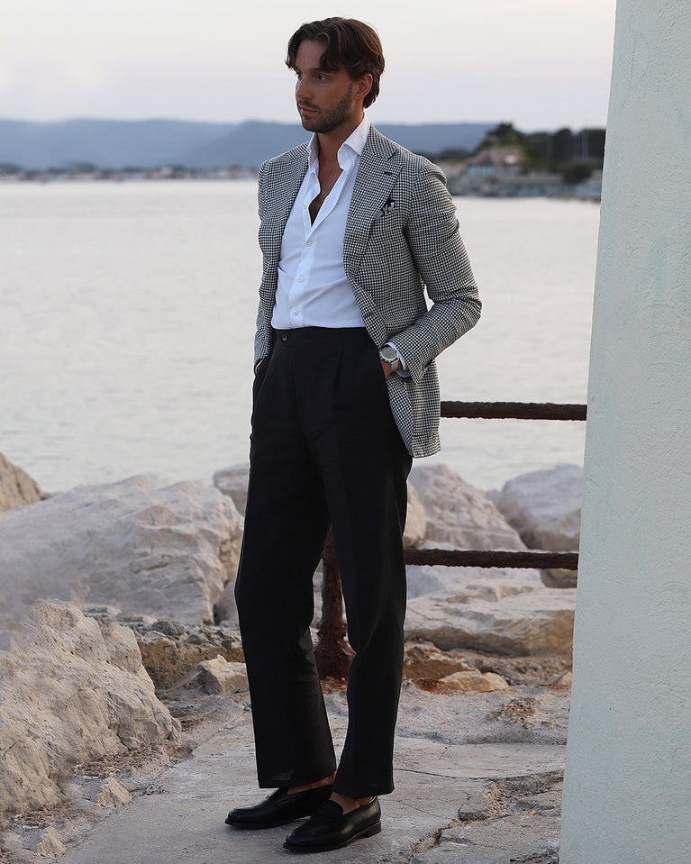 En rund herrklocka i rodiumpläterat silver från WALDOR & CO. med svart urtavla i brass. Seiko urverk. Modellen är Chrono 39 Cinque Terre. 39mm