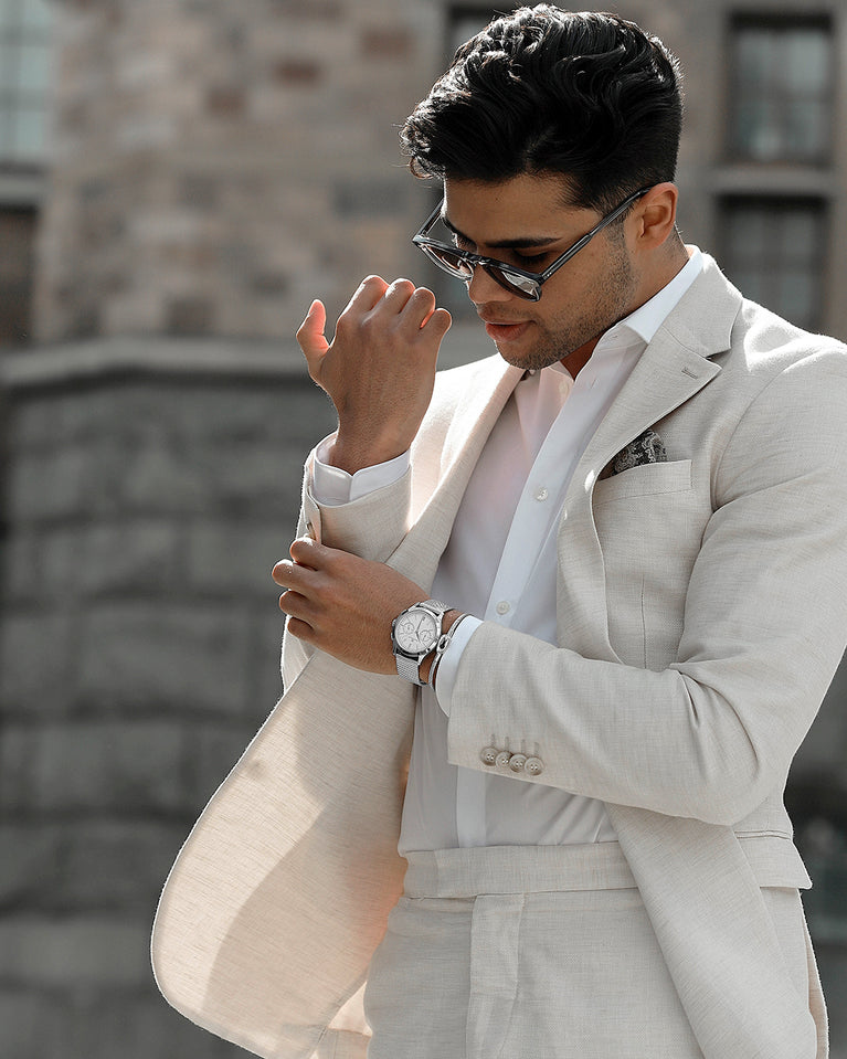 A round mens watch in rhodium-plated silver from Waldor & Co. with white sunray dial and a second hand. Seiko movement. The model is Chrono 39 Sardinia 39mm.