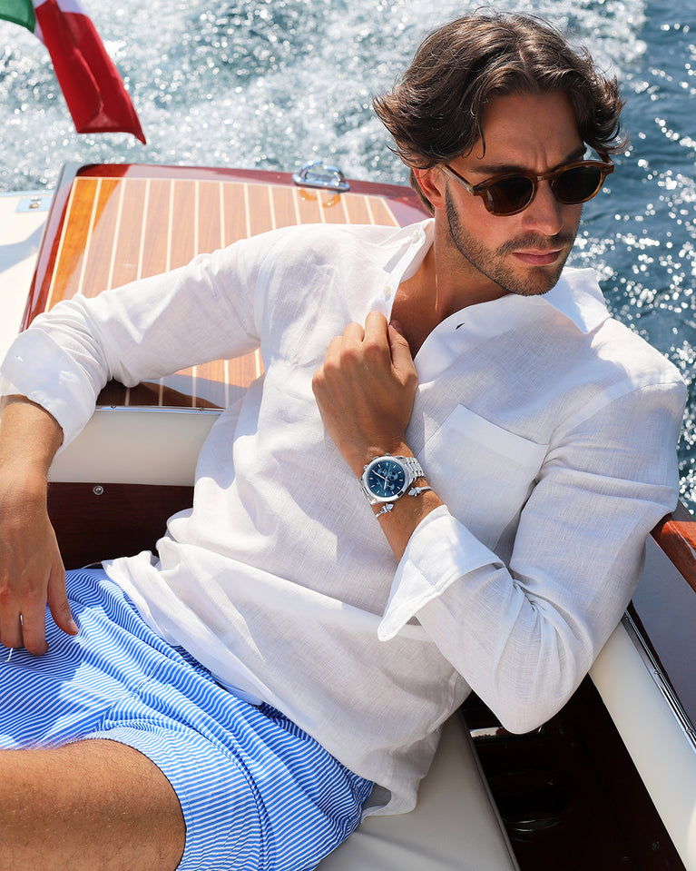 En rund herrklocka i rodiumpläterat silver från WALDOR & CO. med blå sunray urtavla och en sekundvisare. Seiko urverk. Modellen är Chrono 44 Como 44mm.