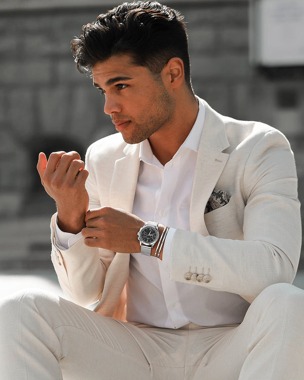 En rund herrklocka i rodiumpläterat silver från WALDOR & CO. med svart sunray urtavla och en sekundvisare. Seiko urverk. Modellen är Chrono 44 Sardinia 44mm.