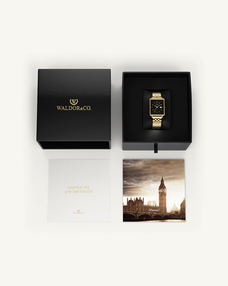 A square womens watch in 14k gold from Waldor & Co. with black sunray dial and a second hand. Seiko movement. The model is Delight 32 Chelsea 28x32mm.