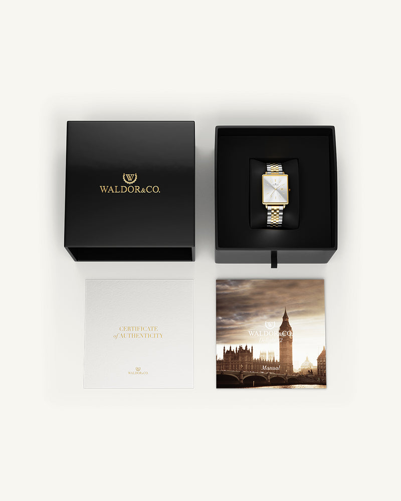 A square womens watch in silver and 14k gold from Waldor & Co. with silver sunray dial and a second hand. Seiko movement. The model is Delight 32 Chelsea 28x32mm.