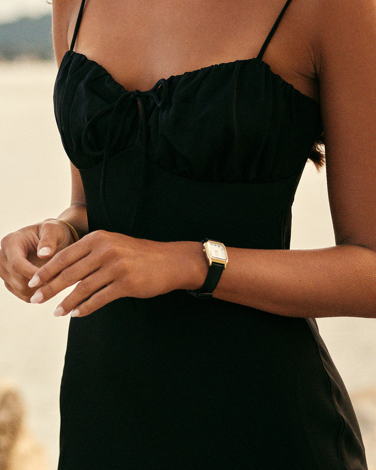 A square womens watch in 22k gold from Waldor & Co. with white Diamond Cut Sapphire Crystal glass dial. Strap in black Genuine leather. Seiko movement. The model is Eternal 22 Varenna.