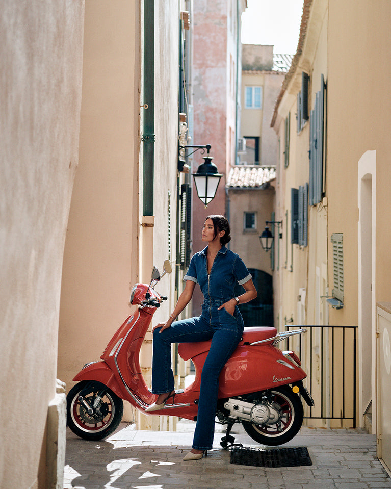 A square womens watch in Rhodium-plated 316L stainless steel with a black genuine leather strap from Waldor & Co. with white Diamond Cut Sapphire Crystal glass dial. Seiko movement. The model is Eternal 22 Varenna.