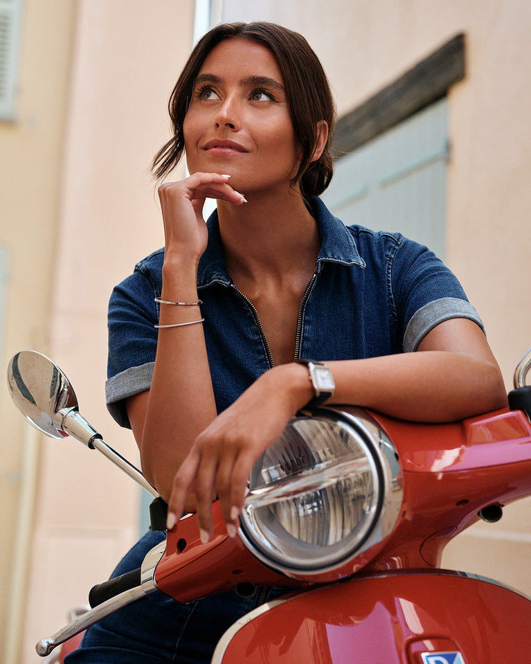 A square womens watch in Rhodium-plated 316L stainless steel with a black genuine leather strap from Waldor & Co. with white Diamond Cut Sapphire Crystal glass dial. Seiko movement. The model is Eternal 22 Varenna.