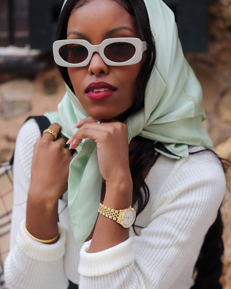 A round womens watch in 14k gold from Waldor & Co. with white sunray dial and a second hand. Seiko movement. The model is Imperial 32 Positano 32mm.