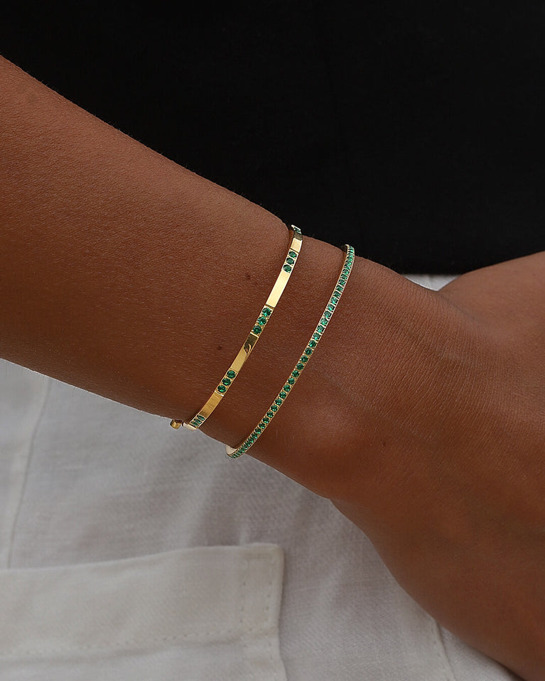 A Bangle in 14k gold-plated 316L stainless steel from Waldor & Co. One size. The model is Opulent Bangle Polished.