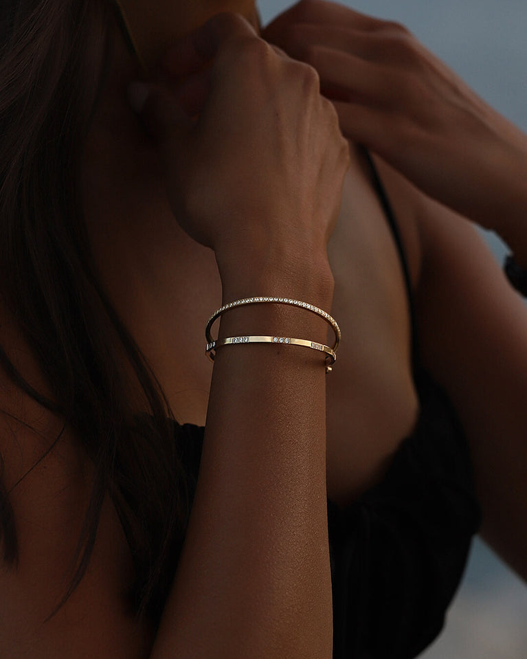 A Bangle in 14k gold-plated 316L stainless steel from Waldor & Co. One size. The model is Opulent Bangle Polished.
