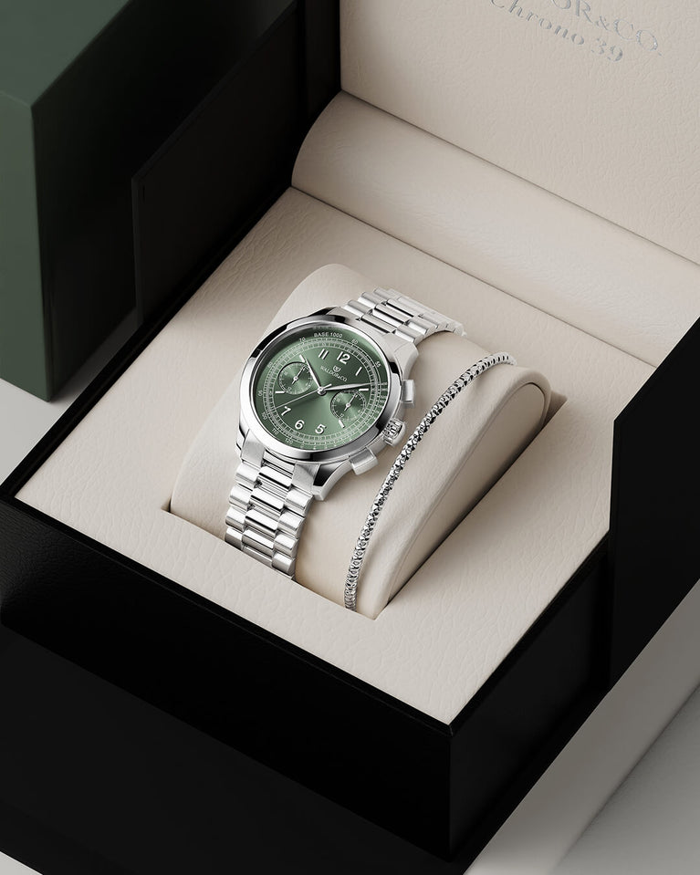 En rund herrklocka i rodiumpläterat silver från WALDOR & CO. med grön sunray urtavla och en sekundvisare. Seiko urverk. Modellen är Chrono 39 Porto Cervo.