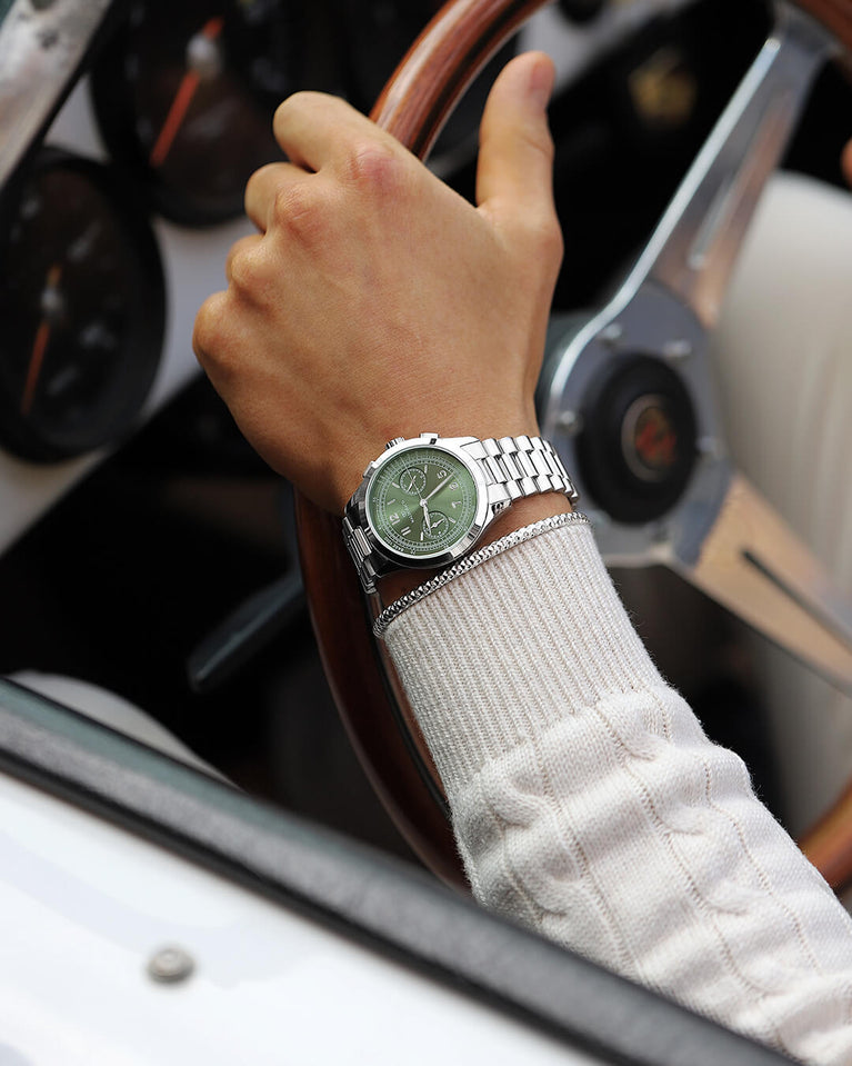 En rund herrklocka i rodiumpläterat silver från WALDOR & CO. med grön sunray urtavla och en sekundvisare. Seiko urverk. Modellen är Chrono 39 Porto Cervo.