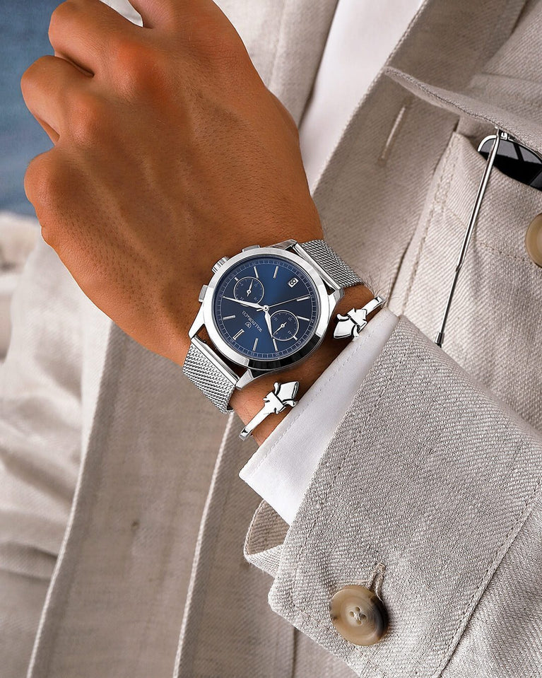 A round mens watch in rhodium-plated silver from Waldor & Co. with blue sunray dial and a second hand. Seiko movement. The model is Chrono 44 Sardinia 44mm.