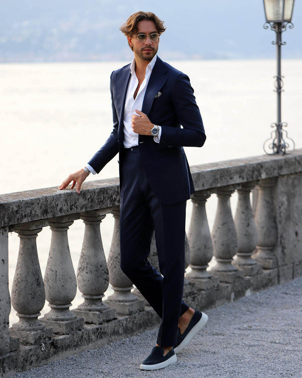  En rund herrklocka i rodiumpläterat silver från WALDOR & CO. med blå sunray urtavla och en sekundvisare. Seiko urverk. Modellen är Chrono 39 Sardinia 39mm.